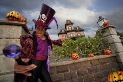 Dr. Facilier, el malvado de 'Tiana y el sapo' , con Phantom Manor al fondo.