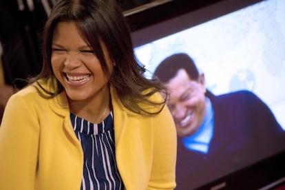 Maria Gabriela Chávez, sonriente ante una foto de su padre, en junio del año pasado.