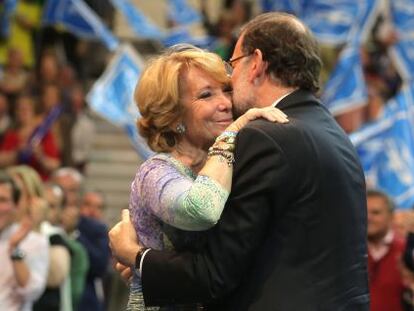 Aguirre y Rajoy en el mitin de cierre de campa&ntilde;a del PP. 