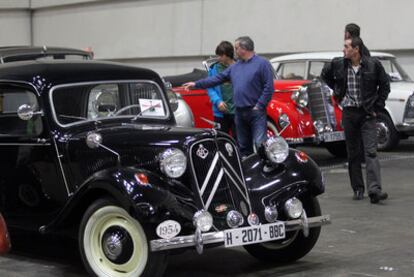 Algunos de los más de 500 vehículos expuestos en la feria Retro Clásica en el BEC de Barakaldo.