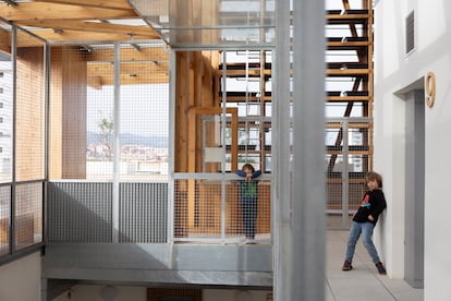 Zonas comunes del edificio de 42 pisos de VPO construido con sistemas industrializados, que permiten reducir plazos y emisiones, en Barcelona.