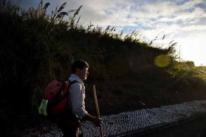 El 'cobrador de promesas' explica su método de trabajo: no va de turista ni escucha música. "Voy entregado absolutamente a Dios, rezando, solo, con mis pensamientos, que escribo en un breve diario que al final envío a mi cliente”.