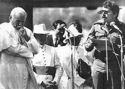 El desplazamiento a Nicaragua en 1983 obliga al Papa a mantener un complicado equilibrio. Por un lado, satisfaciendo el fervor religioso de su pueblo. Por otro, mostrando cierta frialdad y distancia con el Gobierno sandinista al frente del país. En la imagen, Juan Pablo II escucha el discurso de bienvenida pronunciado por Daniel Ortega, coordinador de la Junta de Gobierno de Nicaragua. (04-03-1983)
