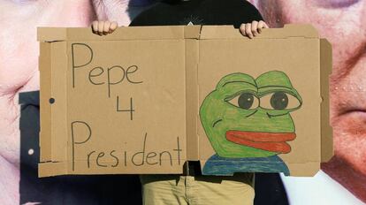 Un cartel con la imagen de la Rana Pepe.