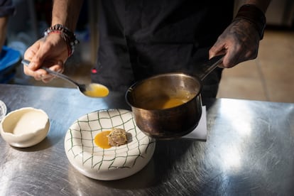 Esturión con escabeche de alcaravea elaborado en el restaurante Enea Sevilla