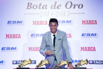 Cristiano posa con las cuatro Botas de Oro.