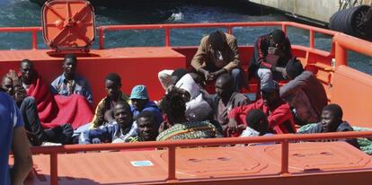 Inmigrantes subsaharianos, rescatados de una patera al sur de Motril (Granada), a su llegada al puerto de Almer&iacute;a.