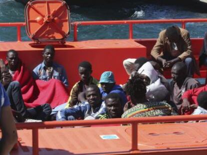 Inmigrantes subsaharianos, rescatados de una patera al sur de Motril (Granada), a su llegada al puerto de Almer&iacute;a.