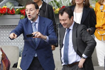 El líder del PP, Mariano Rajoy, acudió ayer con el vicealcalde de Madrid, Manuel Cobo, suspendido de militancia, a ver al tenista Rafael Nadal en las instalaciones de Caja Mágica.