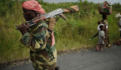 Un rebelde del M23 marcha hacia la ciudad de Sake, a 26 kilómetros de Goma (este de Congo).