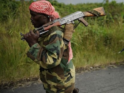 Un rebelde del M23 marcha hacia la ciudad de Sake, a 26 kilómetros de Goma (este de Congo).