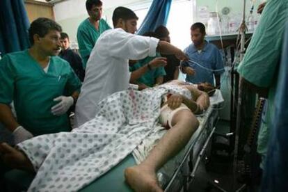 Un palestino herido en una incursión israelí es atendido en un hospital de Beit Lahia, al norte de la franja de Gaza.