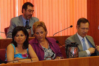 El ex alcalde de Vigo Ventura Pérez Mariño (a la derecha), junto a dos concejales del PSOE durante un pleno municipal. Detrás, el también ex regidor Lois Pérez Castillo, del Bloque Nacionalista Galego.