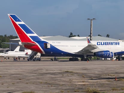 Un avión de Cubana de Aviación en el aeropuerto José Martí en La Habana (Cuba).