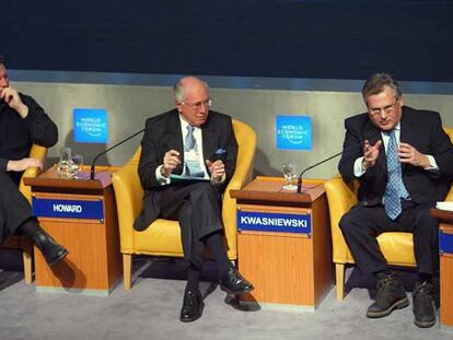 De izquierda a derecha, el antiguo vicepresidente de EE UU Al Gore; el primer ministro australiano, John Howard, y el presidente polaco, Aleksander Kwasniewski, en el debate de clausura en Davos.