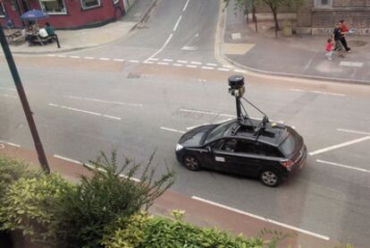 Un coche de Google Street View rastrea calles de Bristol.