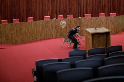 Polícia Federal faz varredura no plenário do Tribunal Superior Eleitoral antes do começo do julgamento da chapa Dilma-Temer