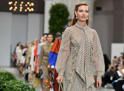 La encargada de abrir el desfile fue la modelo rusa Natalia Vodianova. Su primer conjunto fue un vestido blanco, largo y de tirantes con pequeños motivos florales. La 'influencer' y responsable de moda de Instagram Eva Chen, que estuvo presente en el pase, consideró que era una prenda perfecta para casarse. En la imagen, Vodianova lleva un vestido más sofisticado con transparencias.