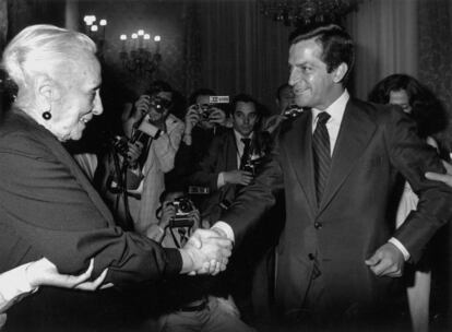 Junio de 1977. El presidente del Gobierno, Adolfo Suárez, y la dirigente histórica del PCE, Dolores Ibárruri, La Pasionaria, se estrechan la mano en la primera sesión de las Cortes democráticas