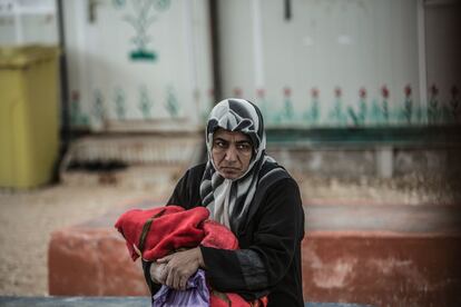 Una mujer espera su turno en la maternidad del campo. El hospital, especializado en atención a mujeres y sus bebés, es uno de los tres que hay allí y atiende cada día entre 10 y 15 partos. Aunque nacen en territorio jordano, los recién nacidos reciben la nacionalidad siria de sus padres.