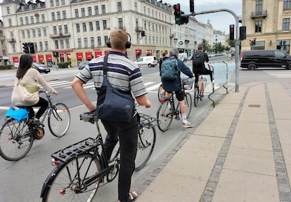 Varios ciclistas esperan ante un semáforo en rojo en la autopista ciclista que transita por el puente de la Reina Luisa, el más transitado por las bicis en Copenhague.