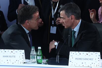 El presidente del Gobierno español, Pedro Sánchez, y el secretario general de la OTAN, Mark Rutte, en mayo en la VI Cumbre de la Comunidad Política Europea en Tirana (Albania).