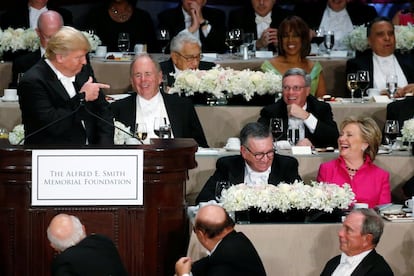 Donald Trump señala a Hillary Clinton durante su discurso en una gala benéfica, en Nueva York, el 20 de octubre de 2016.