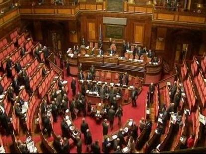 Berlusconi, salvado por la campana