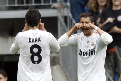 Cristiano Ronaldo celebra con Kaká el primer gol frente a Osasuna.