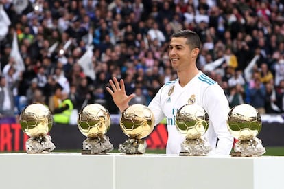 El delantero portugués del Real Madrid, Cristiano Ronaldo, muestra sus cincos Balones de Oro antes del partido de liga ante el Sevilla en el estadio Santiago Bernabéu.