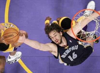 Gasol pone un tapón a Bryant en el último segundo