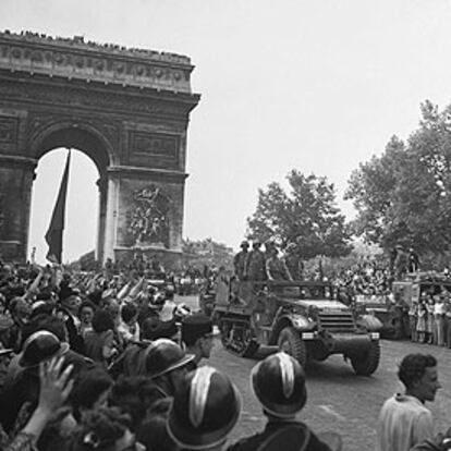 El <i>Guernica,</i> un vehículo blindado de la División Leclerc, desfila ante el Arco del Triunfo tras la liberación de París.