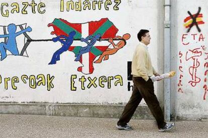 Pintada en una calle de Etxarri-Aranatz (Navarra) que pide la liberación de los presos.
