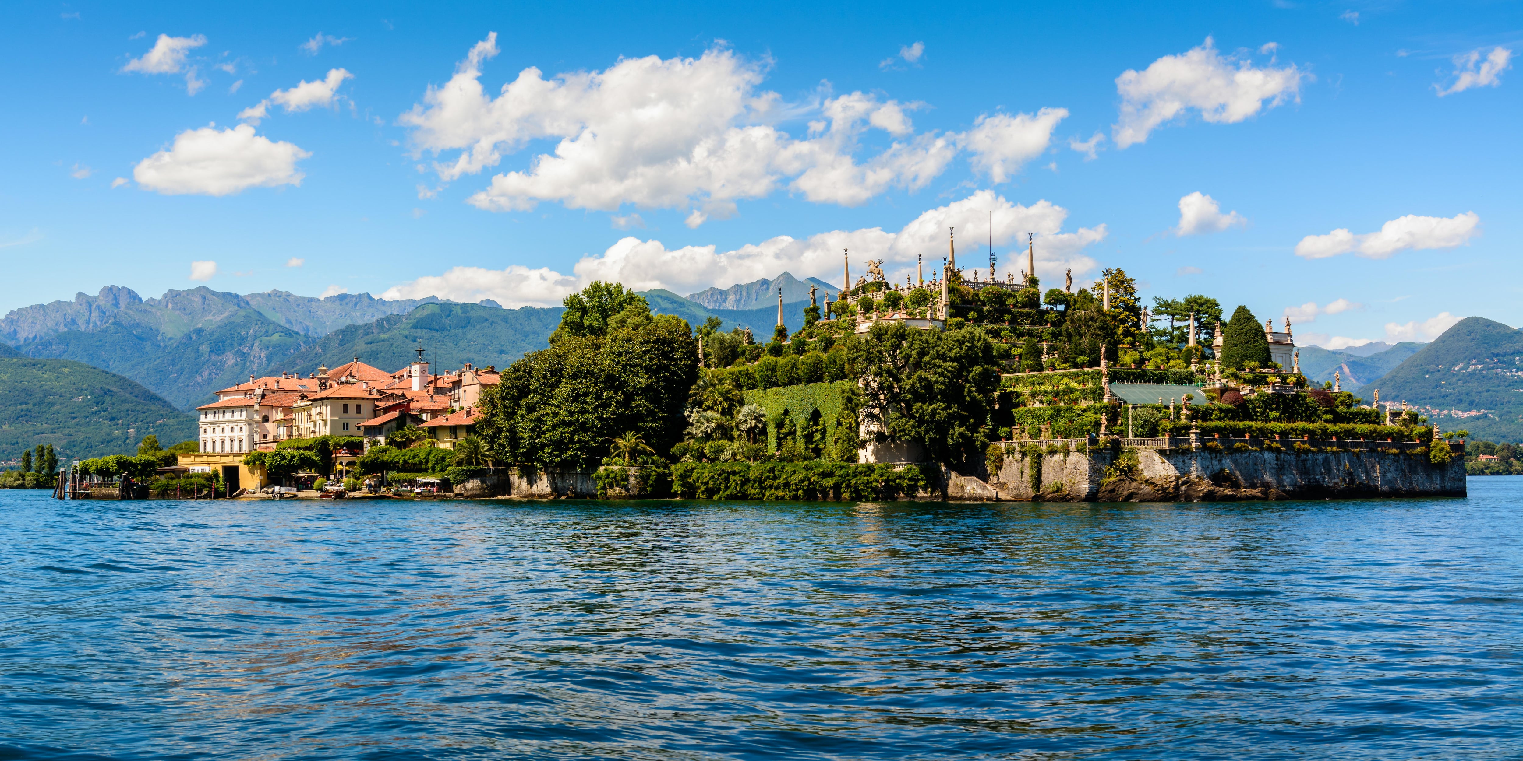 Isola Bella, una isla en medio del lago Maggiore a la que se puede llegar en barca desde Stresa (Italia).