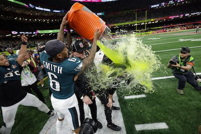  A.J. Brown y DeVonta Smith vierten Gatorade sobre el entrenador Nick Sirianni para festejar el trinfo de los Philadelphia Eagles. 