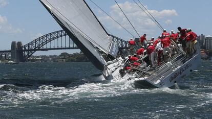 Un velero compite en una regata en la costa de Sydney (Australia).