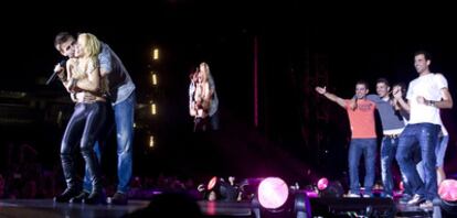 Piqué abraza a Shakira en el escenario mientras Xavi, Villa, Busquets y un compañero tapado les jalean detrás.
