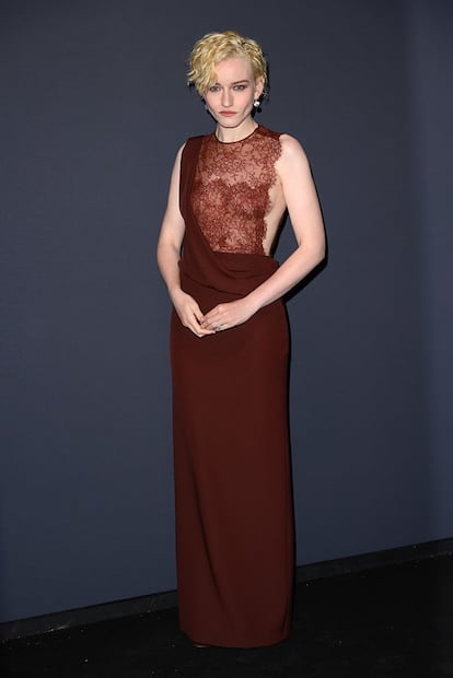 Julia Garner, imagen de las fragancias de Gucci, escogió un diseño burdeos de la marca italiana.
