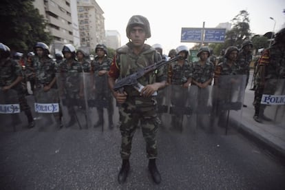 Un grupo de las Fuerzas Armadas montan guardia en los alrededores de la sede la Guardia Republicana.