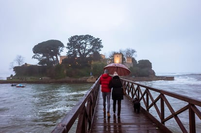 El castillo de Santa Cruz, uno de los símbolos del Ayuntamiento de Oleiros, está enclavado en un islote de la ría de A Coruña.