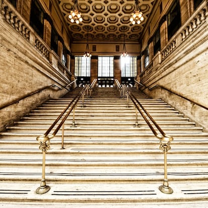 La majestuosa escalinata de mármol blanco de la estación de trenes Union Station de <a href="https://elviajero.elpais.com/elviajero/2016/06/30/album/1467278191_020775.html" target="_blank">Chicago</a> fue elegida por Brian de Palma para filmar la escena cumbre de 'Los intocables de Eliot Ness' (1987), que a su vez es un homenaje a la escalera de la ciudad ucraniana de Odesa que aparece en una clásica secuencia de 'El acorazado Potemkin' (1925). En su lucha encarnizada por atrapar al poderoso Al Capone (protagonizado por Robert de Niro) en plena ley seca, Eliot Ness (Kevin Costner) y su equipo de agentes federales protagonizan un intenso tiroteo con los esbirros de uno de los mafiosos más carismáticos del siglo XX. A cámara lenta, el espectador es testigo de una refriega que va dejando cadáveres amontonados a lo largo y ancho de esta elegante escalera durante los tres minutos que dura la escena. Un dramatismo que se acrecienta por el destino incierto de un carrito de bebé desbocado que cae escaleras abajo (otro guiño a 'El acorazado Potemkin') ante la desesperación de la madre del pequeño.