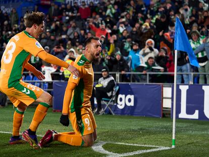 Borja Iglesias celebra su gol en el partido entre el Betis y el Getafe este sábado.