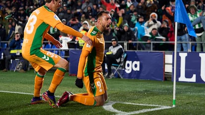 Borja Iglesias celebra su gol en el partido entre el Betis y el Getafe este sábado.