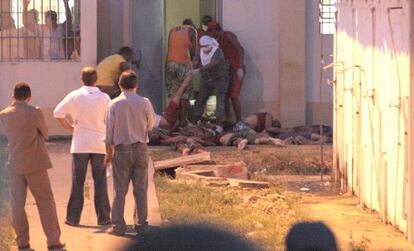 Detentos retiram corpos de presídio durante rebelião de 2008.