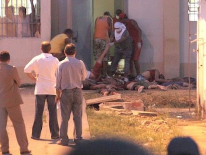 Detentos retiram corpos de presídio durante rebelião de 2008.