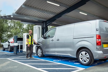 Extra Renting 27/05/22 Employee charging electric van at charging station