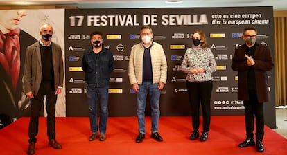 Los responsables del festival de cine de Sevilla, con su director José Luis Cienfuegos (derecha), y el alcalde de la ciudad, Juan Espadas (centro), en la ceremonia de premios.