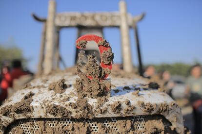 Las manchas de barro cubren uno de los tractores durante la competición.