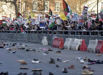 Miles de personas se han unido en el Reino Unido a la veintena de manifestaciones convocadas para protestar contra la operación militar israelí en Gaza. Las marchas han trancurrido pacíficamente por las principales ciudades del país al grito de "Libertad para Palestina" e "Israel terrorista". En el centro de Londres, se ha vivido la protesta más multitudinaria de todo Reino Unido con la participación de más de 5.000 personas, según la policía y de entre 60.000 y 75.000, según los organizadores. Como protesta simbólica, los manifestantes han arrojado zapatos en Downing Street, donde se ubica la residencia oficial del Primer Minsitro británico.