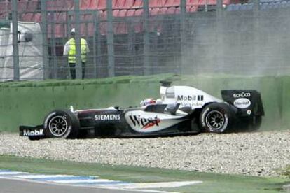 El McLaren de Montoya, tras haberse salido en la última curva de la vuelta de clasificación.